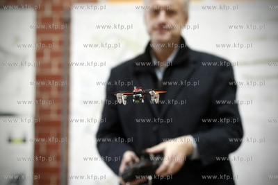 Bezplatny kurs obslugiwania dronow na dziedzincu Jana...