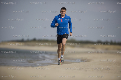 Adam Korol biega na plazy na gdanskich Stogach. 30.04.2015...