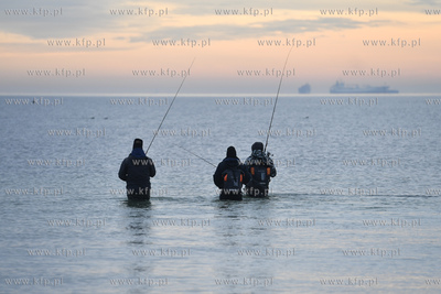 Gdynia Orłowo. Wędkarze na porannym połowie w wodach...