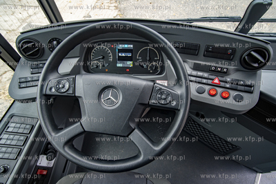 Gdańsk. Zajedna autobusowa przy ul. Hallera. Autobus...