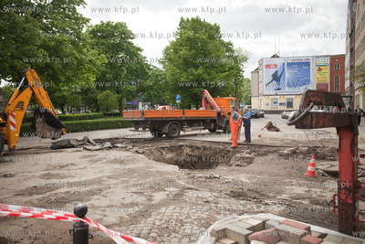 Pekniecie rury wodociagowej obok Domu Prasy na Targu...