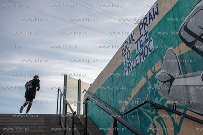 Napis "Brak praw to też przemoc" na ściane wejściowej...