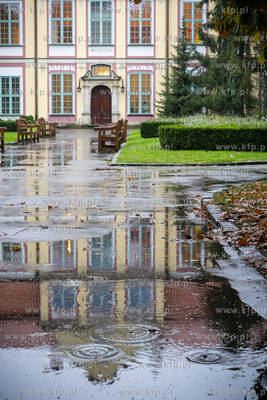 Gdańsk.  Jesienny Park Oliwski. Nz. Pałac Opatów....
