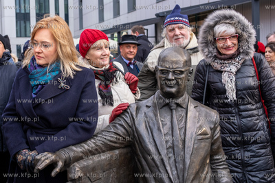 Gdańsk. Wyspa Spichrzów. Odsłonięcie ławeczki...