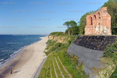 Trzesacz. Sciana S romansko-gotyckiego kosciola sw....