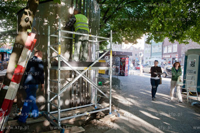 Gdansk. Plac Dariusza Kobzdeja. Montaz nowoczesnej,...