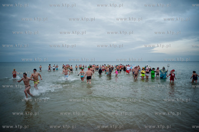 Gdansk. Plaza w Jelitkowie. Noworoczna zimowa kapiel...
