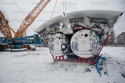 Gdansk. Wisloujscie. Montaz maszyny drazacej TMB, ktora...