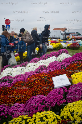 Gdansk. Cmentarz Lostowicki. Swieto Zmarlych. Nz stoiska...