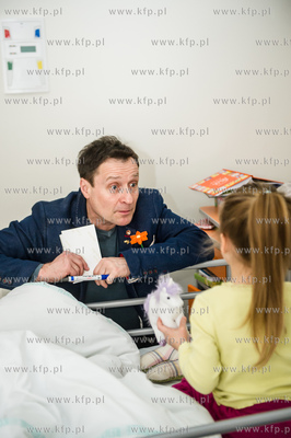 Gdansk. Jacek Kawalec odwiedzil dzieci w Klinice Pediatrii,...