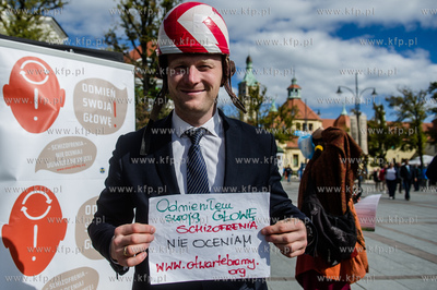 Plac Przyjaciół Sopotu. Przejście przez symboliczne...