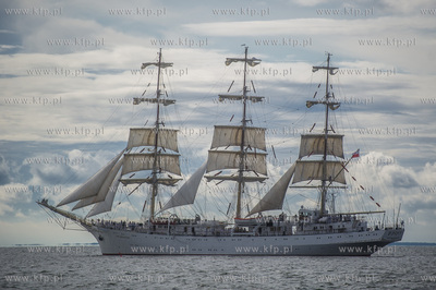 Zatoka Gdańsk. Wspólne ćwiczenia stawiania żagli...