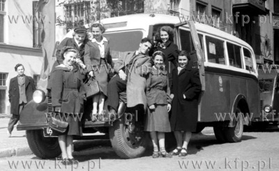Autobus przed redakcja Glosu Wybrzeza. 1950 (003152)...
