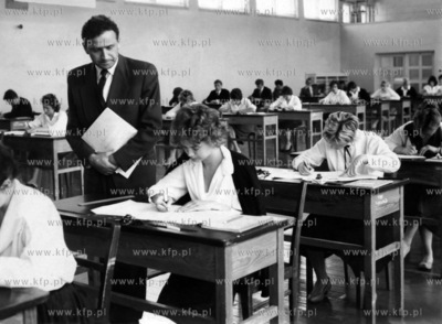 Pisemny egzamin z matematyki w Technikum Wychowania...