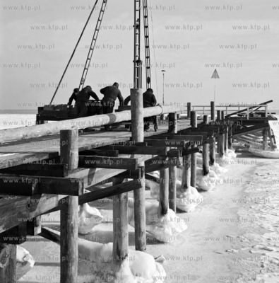 Remont molo w Gdyni Orlowie. 02.1972 luty72_z.kosycarz_p7...