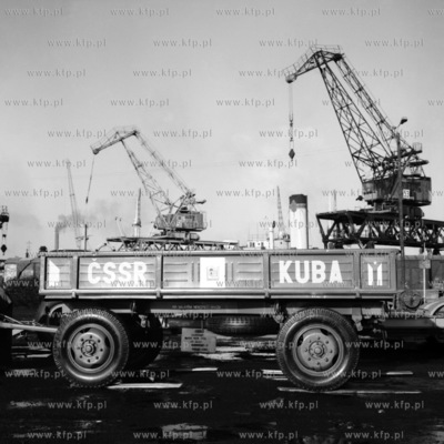 Naczepa przeznaczona na eksport czeka na załadunek...