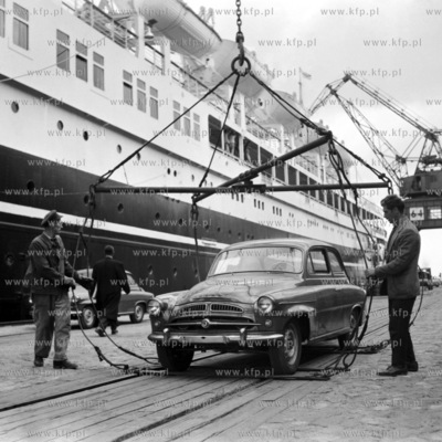 Wyładunek samochodu z pokładu transatlantyka Batory...