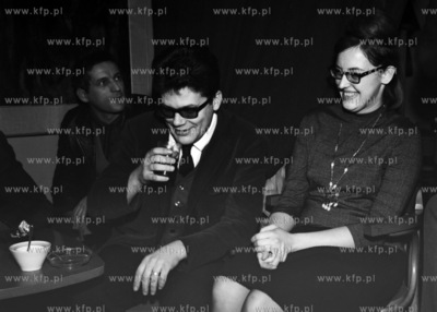 Aktor Zbigniew Cybulski w klubie studenckim. ( lata60...