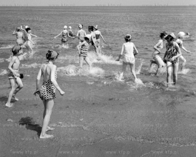 Wypoczynek na plaży. (lata60). 1965 0008013z Fot....