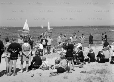 Zawody przeciągania liny na plaży.  (lata60).
1964
0004095z
Fot....