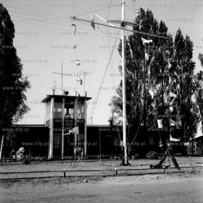 Wejscie do Jacht Klubu Morskiego Gryf w Gdyni. (lata60).
1964
0004103z
Fot....