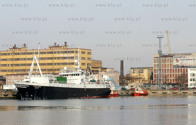 Dalmor S.A. Gdynia - widok od strony nabrzeza. Nz statek...