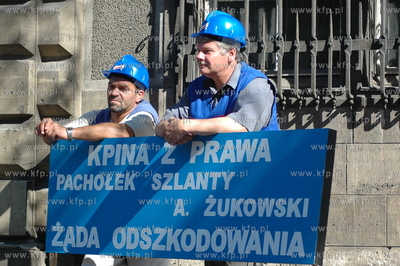 Protest stoczniowcow przed gmachem Sadu Rejonowego...