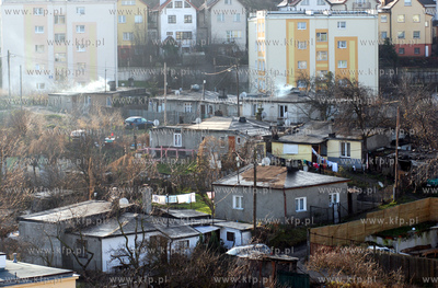 Piecset rodzin z osiedla mieszkaniowego na wzgorzu...