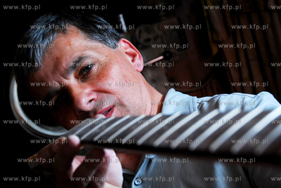 Walenty Rybak, tworca jedynych na swiecie gitar inkrustowanych...