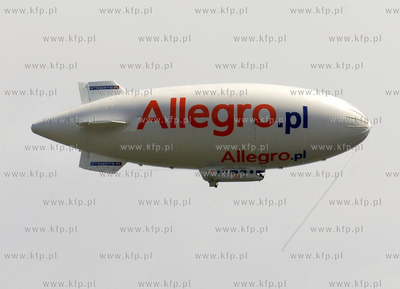 Sterowiec reklamujacy portal Allegro.pl latajacy nad...