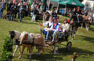 Dozynki Gminne w Kosakowie. Nz. Przedstawiciel wchodzacych...
