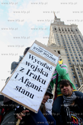 Warszawa.Demonstracja pod haslem "Nie wybieramy wojny",...