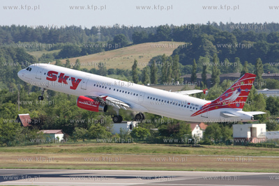 Gdansk, Rebiechowo Nz. Airbus 321-231 linii Sky Airlines.
02.06.2008
Sebastian...