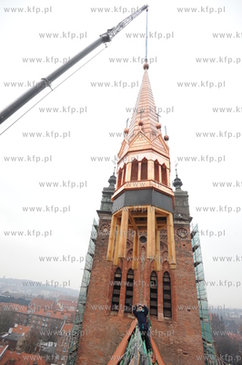 Kosciol sw. Katarzyny, Gdansk. Instalacja sygnaturki...