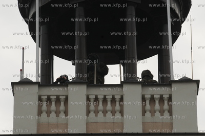 Wejherowo. Grupa AT policji sprawdza teren przed wizyta...