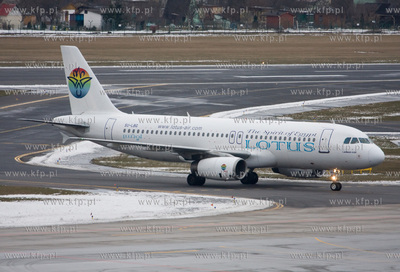 Gdansk, Rebiechowo. Nz. Airbus A320-233 linii Lotus...