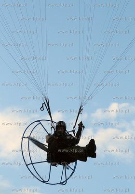 Gdynia. Paralotniarz - fotoreporter latajacy na nad...