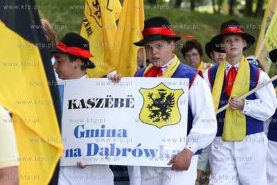 XI Zjazd Kaszubow w Bytowie. Barwny przemarsz korowodu...