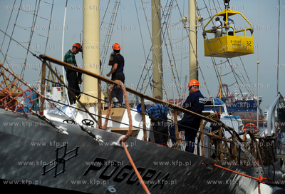 Gdansk. Stocznia Remontowa. Naprawa polamanych masztow...