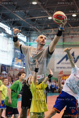 Gdansk. Hala sportowa przy ul. Kolobrzeskiej. Koszykarz,...