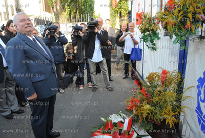 Prezydent Lech Walesa sklada kwiaty pod historyczna...