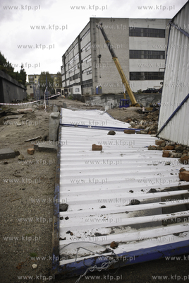 Przewalone ploty i wyrwane z korzeniami drzewa to skutek...