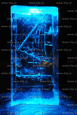 II Festiwal Rzezb Lodowych w Gdyni. Nz. Rzezby iluminowane...