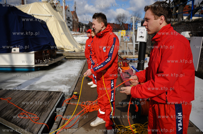 Gdansk. Przystan Jachtowa. Cwiczenia, na zamarznietej...