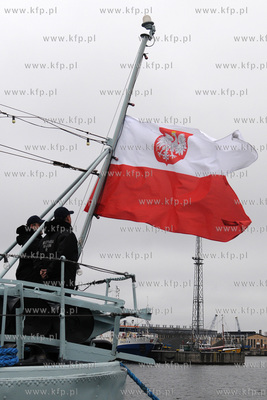 Gdynia. Skwer Kosciuszki. Opuszczone do polowy bandery...