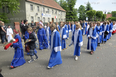 Procesja Bozego Ciala przeszla ulicami Pelplina.  03.06.2010...