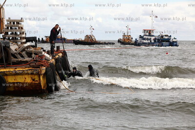 Sopot. Silny polnocny wiatr towarzyszacy sztormowi...