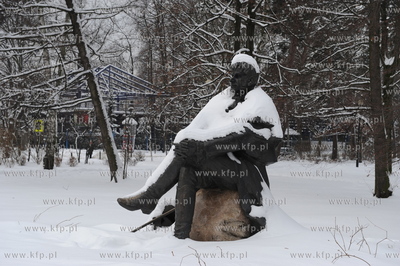 Sopot. Kolejne opady sniegu zasypaly Sopot. Nz. pomnik...