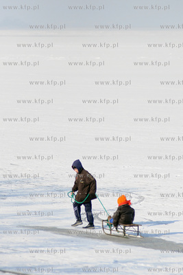 Wczesnym popoludniem w Rewie na skutej lodem Zatoce...
