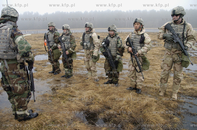 Cwiczenia 150 amerykańskich zolnierzy z niemieckiej...